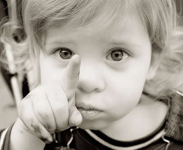 toddler saying no pointing finger